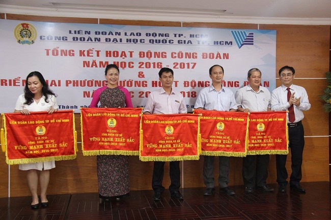 PGS.TS Nguyễn Hội Nghĩa - Phó Giám đốc ĐHQG-HCM trao cờ thi đua cho các công đoàn cơ sở