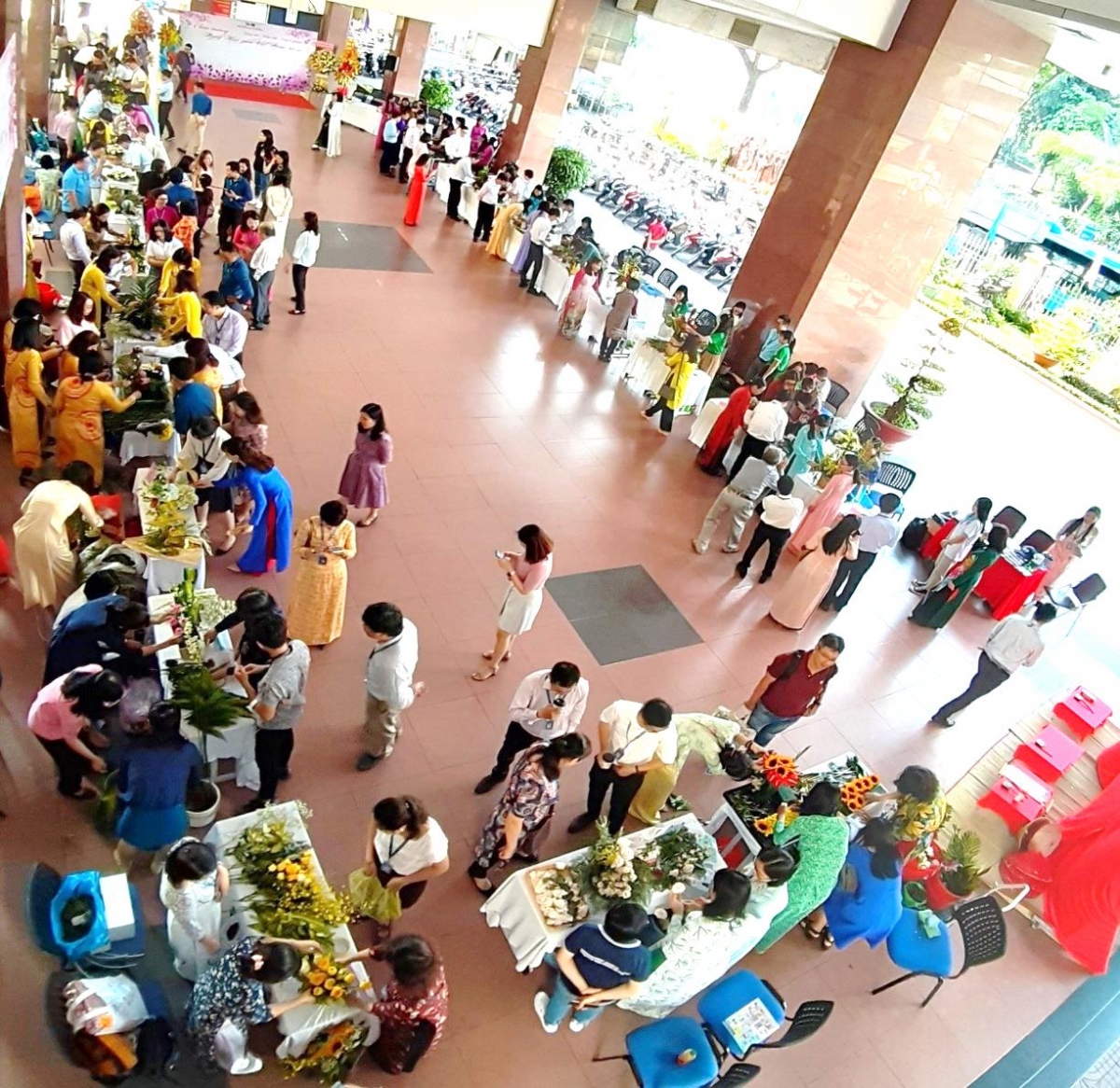 Toàn cảnh Hội thi cắm hoa chào mừng ngày Nhà giáo VN