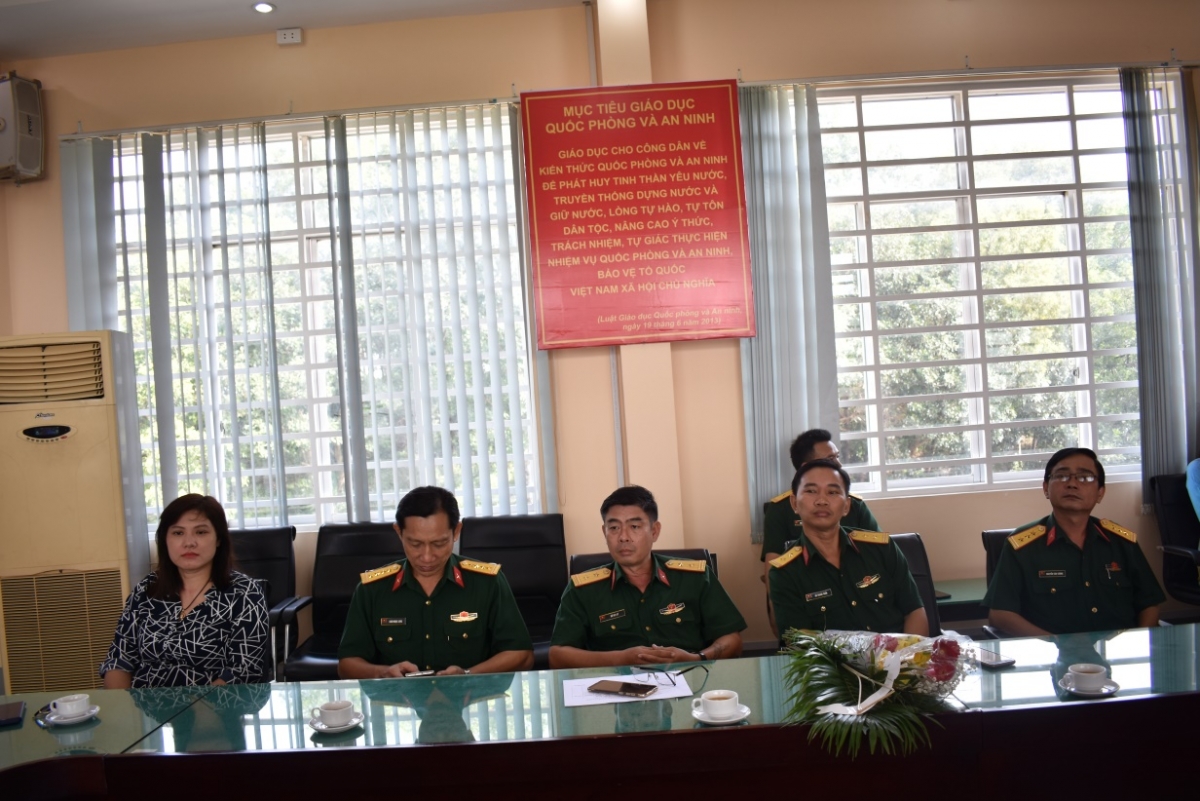 Bà Ngô Mỹ Hương, UV BTV, Chánh VP Công đoàn ĐHQG-HCM (ngoài cùng bên trái)