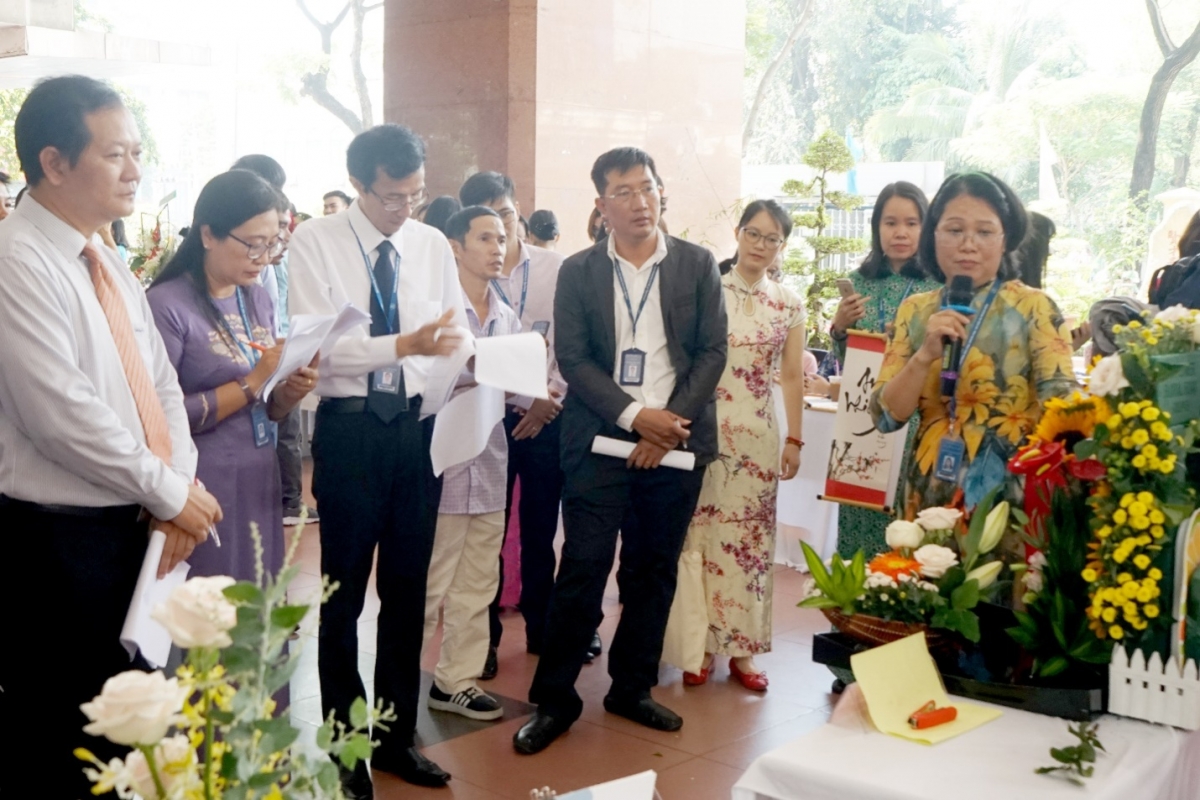 Các đội thi thuyết trình về chủ đề, ý nghĩa của sản phẩm dự thi