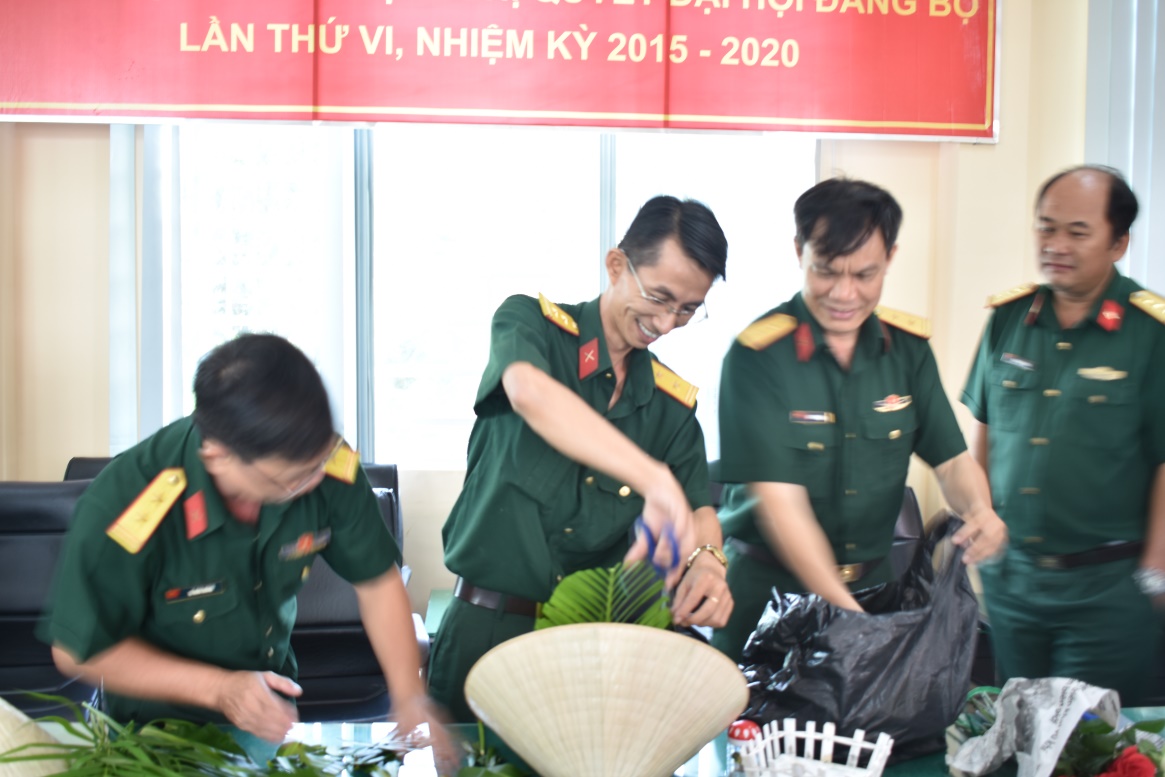 Tổ Công đoàn Khoa CTQPAN chăm chút cho tác phẩm