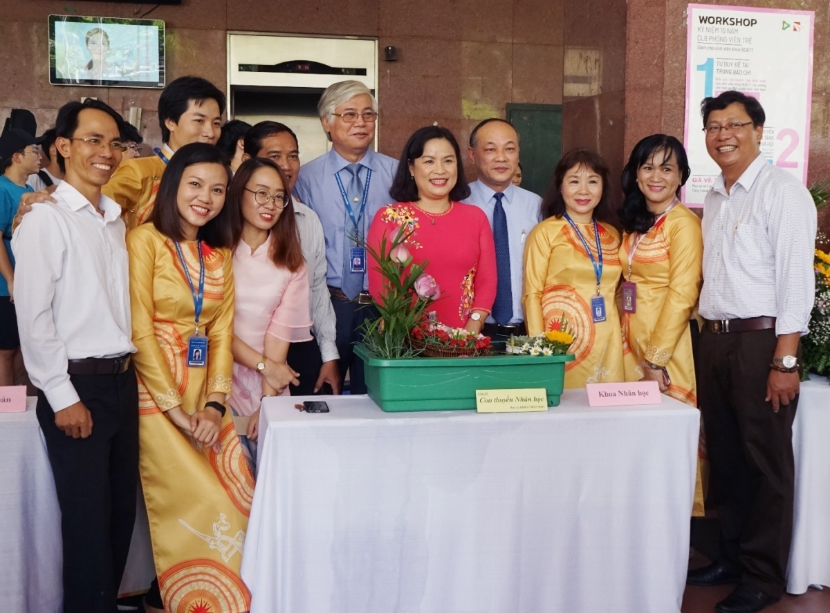 Ban Giám hiệu chụp ảnh lưu niệm với các đội tham dự hội thi