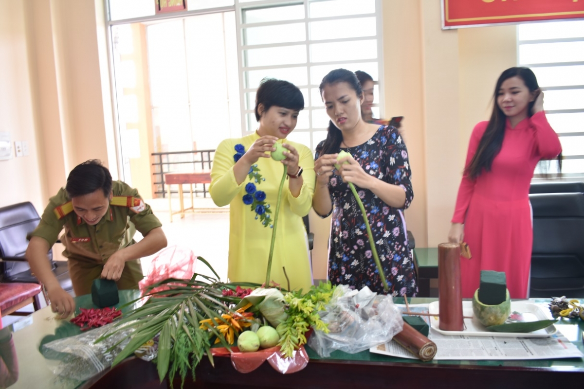 Tổ Công đoàn Phòng QLSV cẩn thận tỉ mỉ từng chi tiết