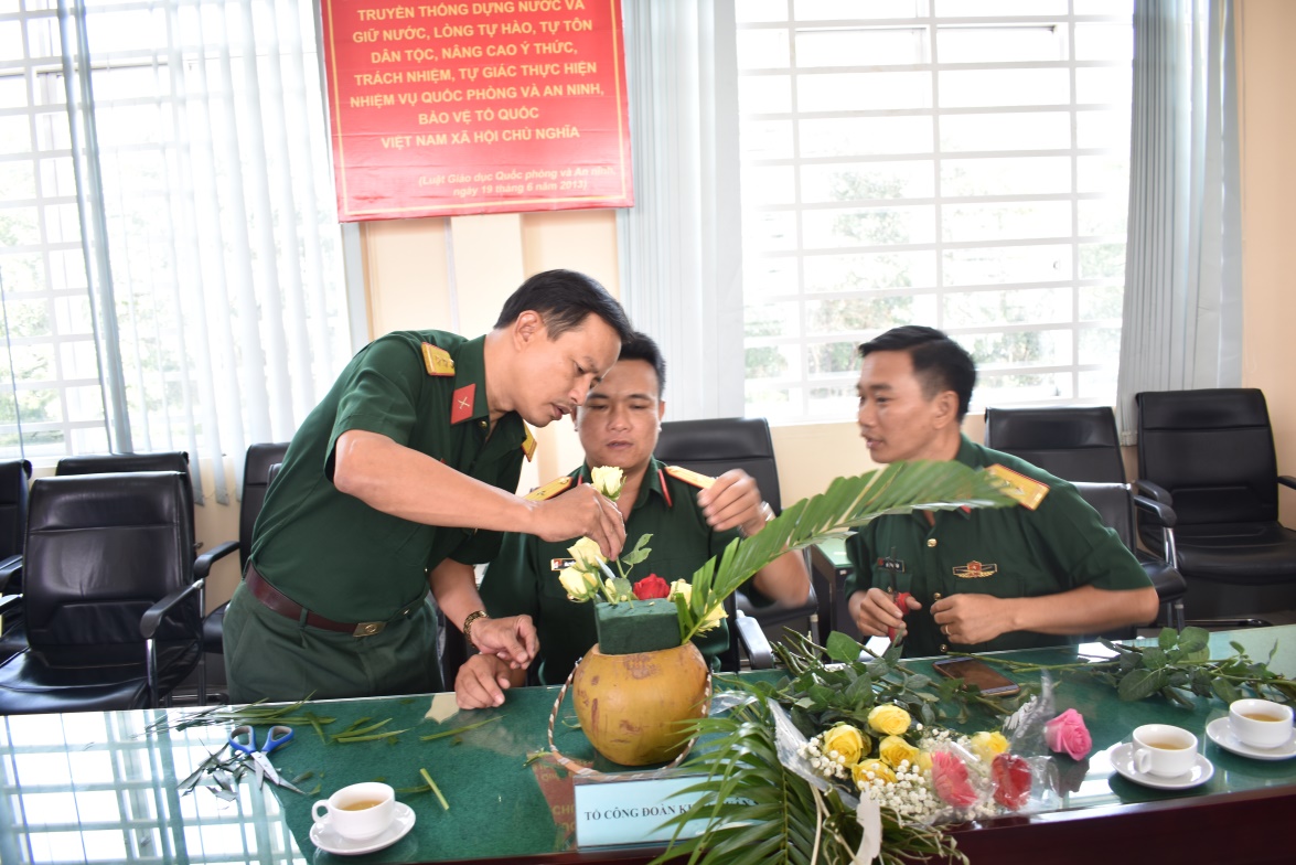 Tổ Công đoàn Khoa Quân sự thể hiện sự khéo léo