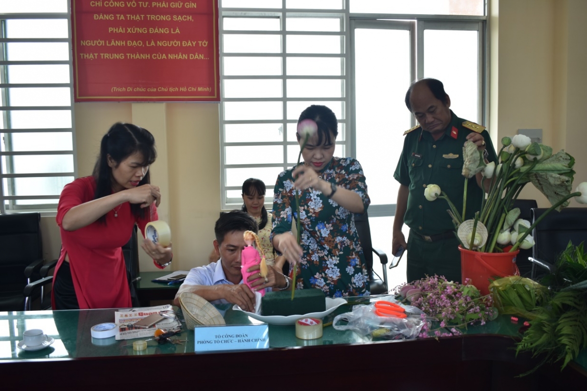 Tổ Công đoàn Phòng TCHC trau chuốt từng chi tiết cho tác phẩm