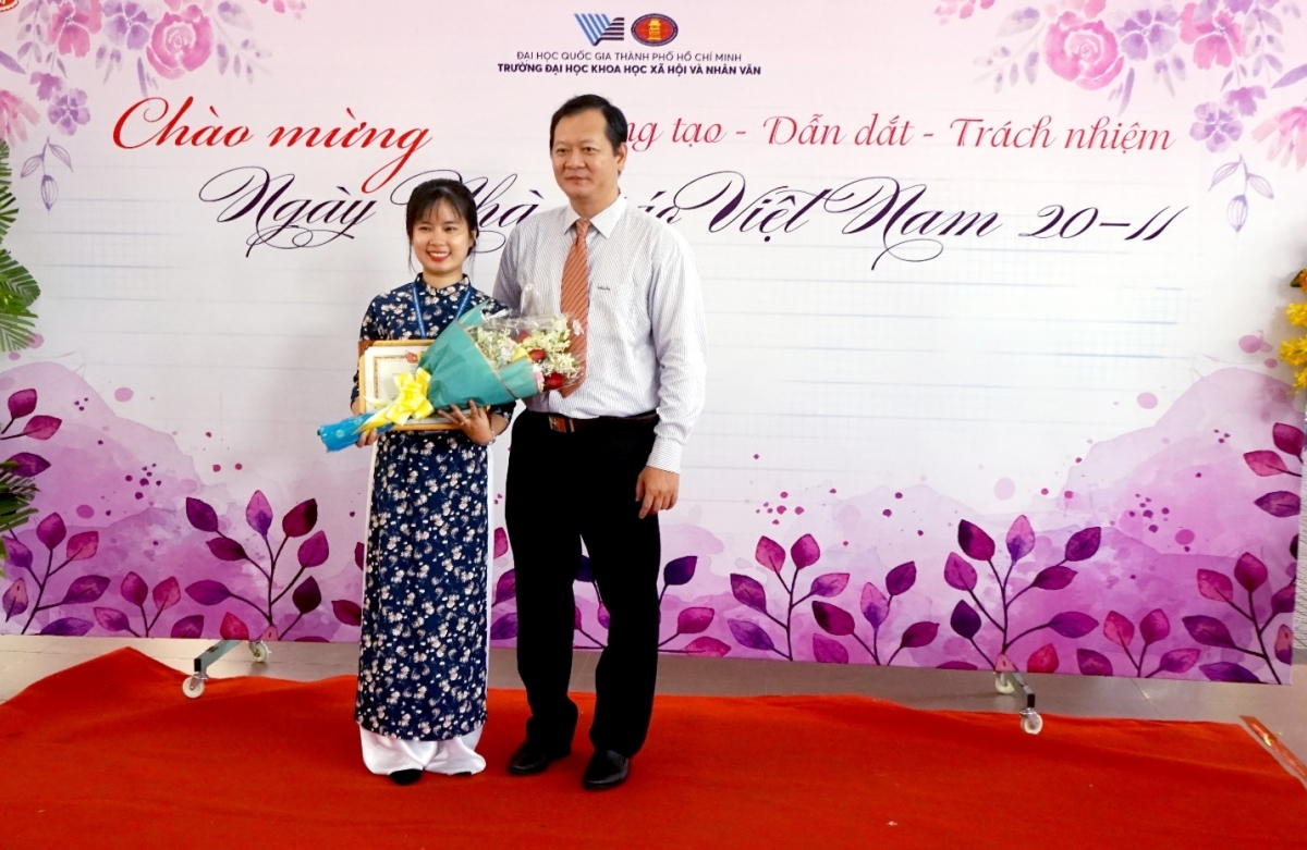 TS. Hoàng Hà, nguyên Chủ tịch Công đoàn Trường trao giải Nhất