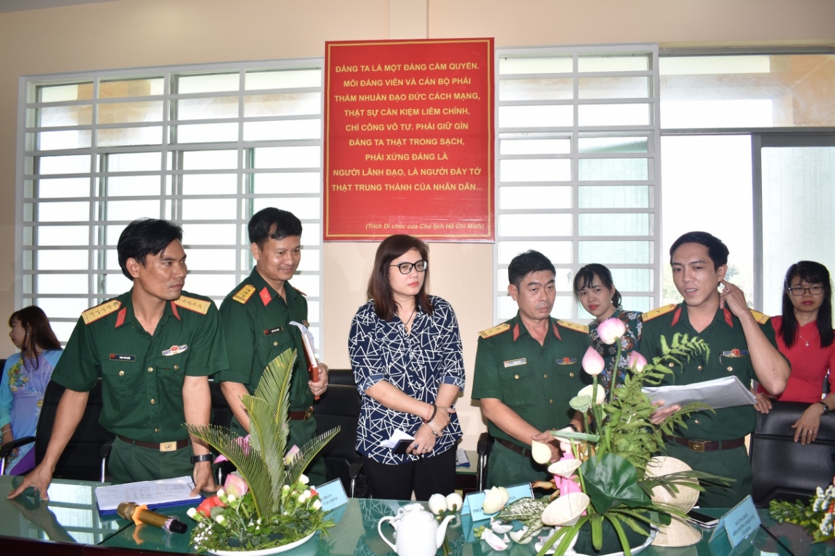 Ban Giám khảo làm việc vất vả để chọn ra tác phẩm đẹp nhất của Hội thi