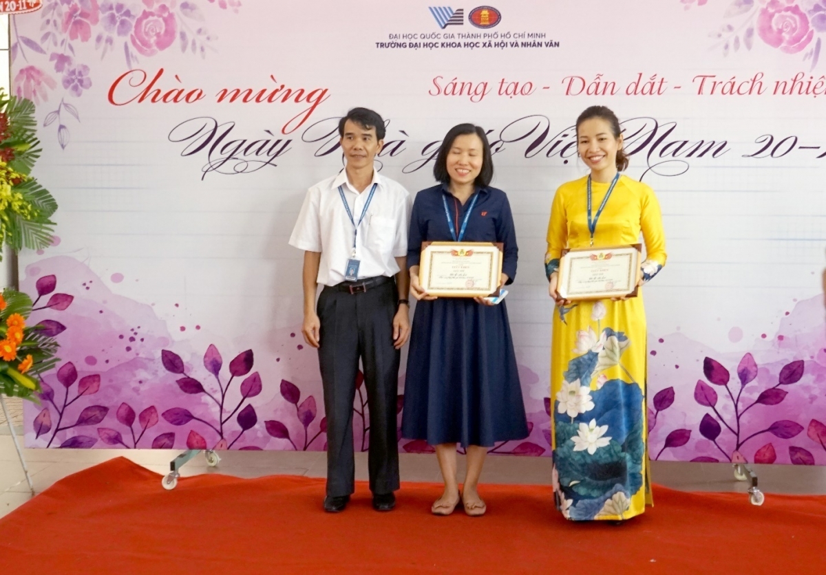 ThS. Hồ Quang Trinh, Phó Chủ tịch Công đoàn Trường trao giải Nhì