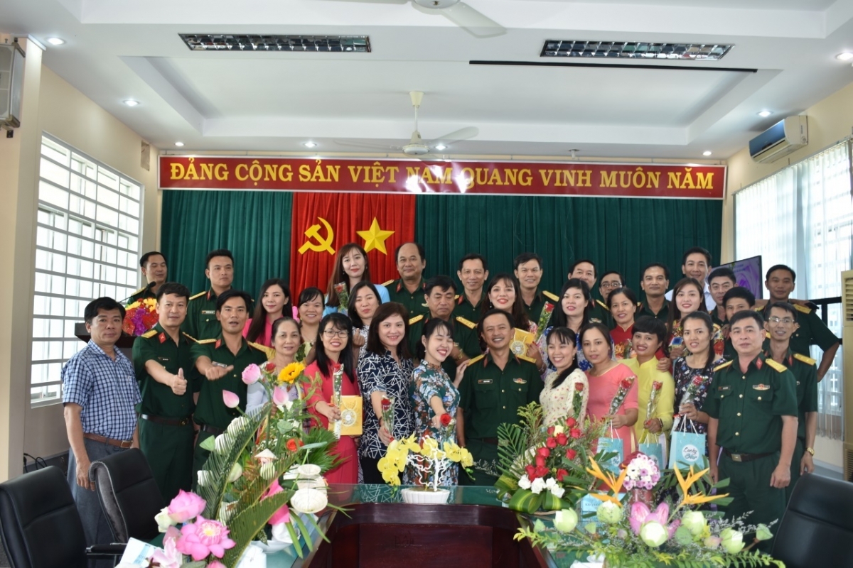 Đại biểu chụp hình lưu niệm cùng nữ viên chức và người lao động Trung tâm 