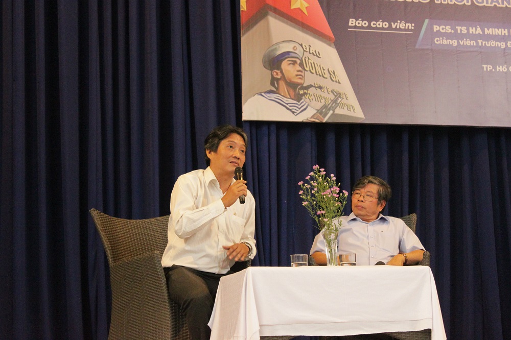 PGS TS.Hà Minh Hồng và PGS TS.Trần Nam Tiến giao lưu, giải đáp các thắc mắc của người tham dự.