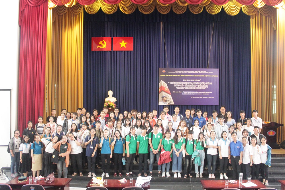 Ban tổ chức, hai báo cáo viên, đại biểu và người tham dự chụp hình lưu niệm