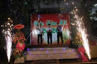 Các đại biểu khui sâm banh chào năm mới.