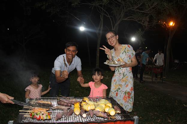 Một gia đình nhỏ tham gia bữa tiệc.