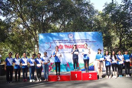 BTC trao giải việt dã ở nội dung nữ dưới 40 tuổi