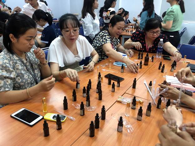 Hội thảo về Phối chế nước hoa nhân ngày 20-10