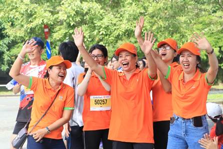 Các cổ động viên cổ vũ nhiệt tình cho các vận động viên. Ảnh: Hoài Thương
