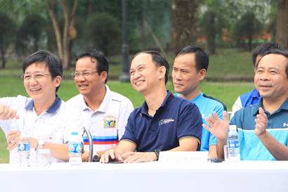 Lãnh đạo ĐHQG và các đơn vị cổ vũ cho các đội thi. Ảnh: Hoài Thương