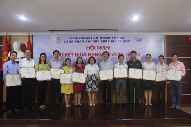 Các cá nhân và tập thể xuất sắc năm học 2019-2020 nhận bằng khen của LĐLĐ Thành phố.