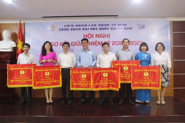 Các cá nhân và tập thể xuất sắc năm học 2019-2020 nhận bằng khen của LĐLĐ Thành phố