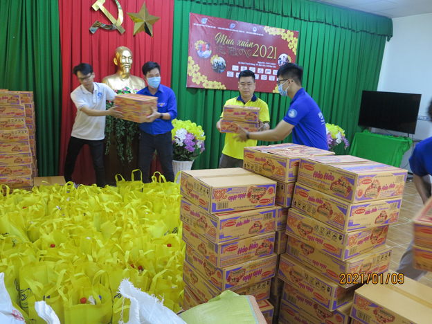 Công tác chuẩn bị tặng quà cho các gia đình khó khăn tại UBND xã Vĩnh Trạch Đông