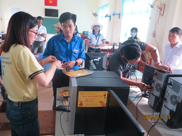 Tặng 20 bộ máy tính cho Trường THCS Đông Hải