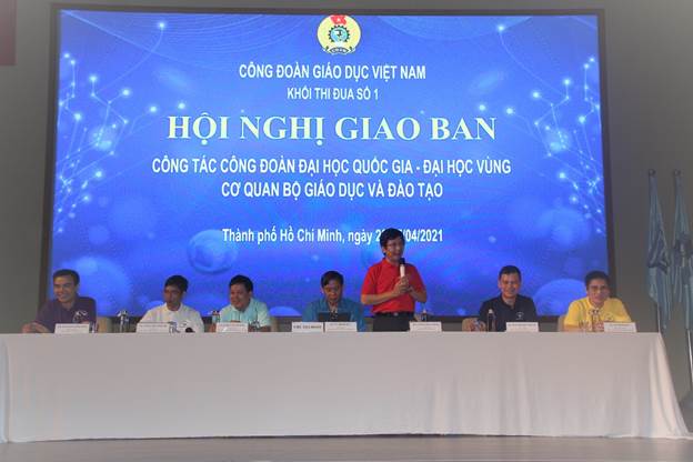 Đoàn chủ tọa điều hành hội nghị.