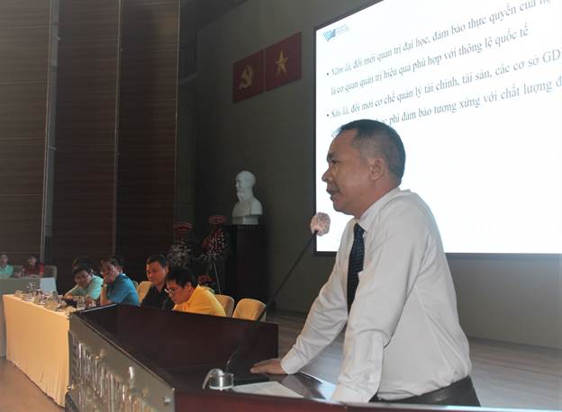TS Nguyễn Đình Huy - Quyền Trưởng Ban Thanh tra -Pháp chế ĐHQG-HCM trình bày tham luận