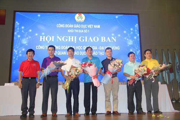 Chủ tịch Công đoàn ĐHQG-HCM tặng hoa cho đại diện các đơn vị tham dự hội nghị.