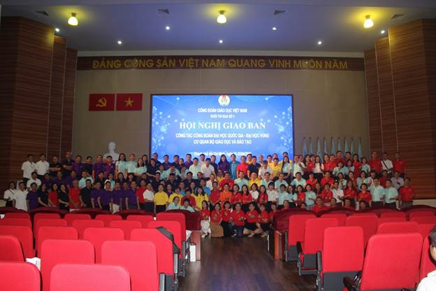 Các đại biểu chụp hình lưu niệm.