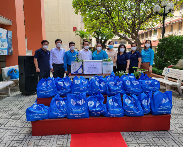 Các đại biểu tham gia ủng hộ chương trình “Cùng con học trực tuyến”