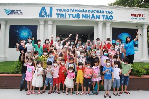 Hình 1: chụp ảnh kỷ niệm