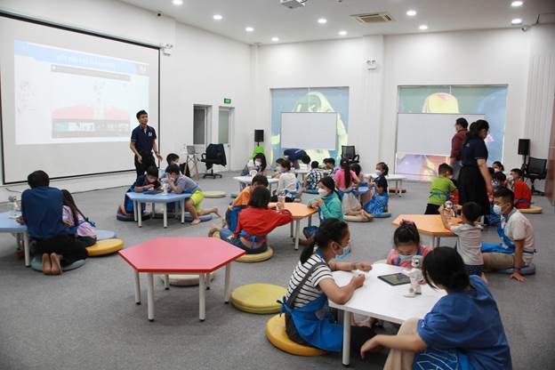 Hình 2: Các cháu nhóm tuổi 7 – 12 tuổi lắng nghe Thầy hướng dẫn