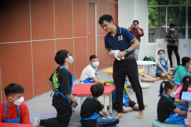 Hình 3: Giải đáp thắc cho các cháu