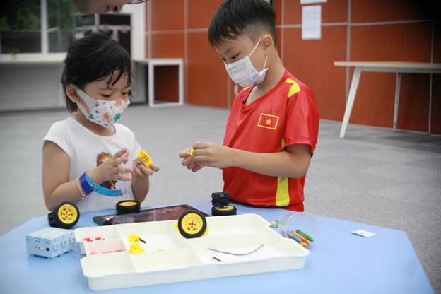 Hình 6: các cháu tự lắp rắp mô hình