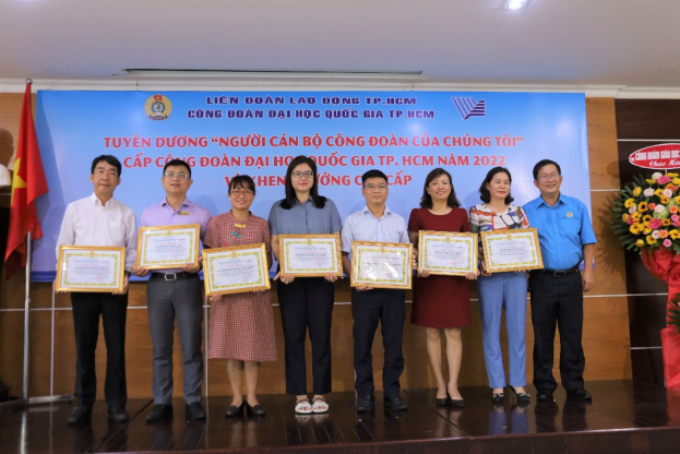 khen thưởng các tập thể trong Chương trình “1 triệu sáng kiến - nỗ lực vượt khó, sáng tạo, quyết tâm chiến thắng đại dịch COVID-19” giai đoạn 1