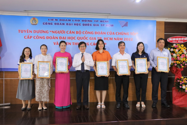 khen thưởng các tập thể có nhiều đóng góp tại hội thi online “Tìm hiểu về công tác an toàn vệ sinh lao động” cấp Thành phố năm 2022