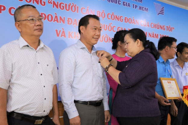 Trao kỷ niệm chương “ Vì sự nghiệp xây dựng tổ chức Công đoàn”