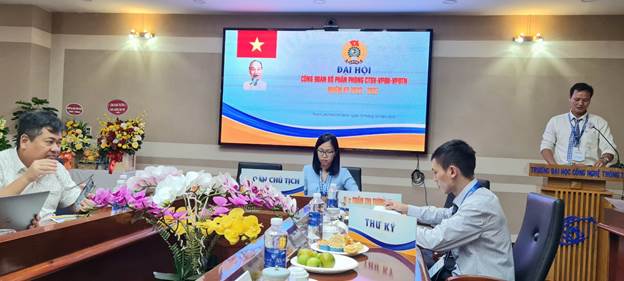 Đoàn Chủ tịch đang điều hành đại hội