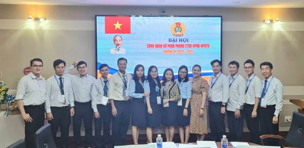 Công đoàn bộ phận chụp hình lưu niệm