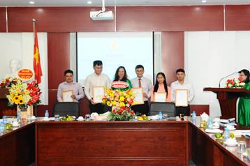 Trao thư cảm ơn cho các tập thể và cá nhân đóng góp cho hoạt động Công đoàn nhiệm kỳ 2022- 2027