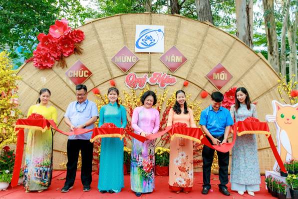 Chủ tịch Hội đồng trường và Ban Giám hiệu cắt băng khai trương khuôn viên Xuân UIT