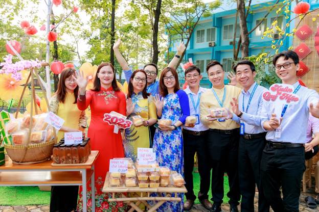 Các gian hàng ẩm thực 3 miền bắt đầu mở bán trong ngày hội
