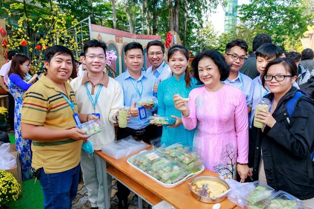PGS.TS Nguyễn Hoàng Tú Anh, Hiệu trưởng mở hàng các gian hàng
