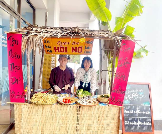 Các công đoàn viên đến mua sắm, thưởng thức ẩm thực tại Hội chợ
