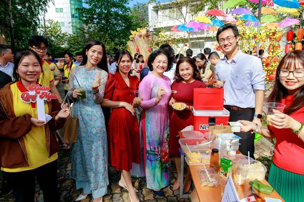 PGS.TS Nguyễn Hoàng Tú Anh, Hiệu trưởng mở hàng các gian hàng