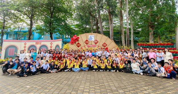 Lãnh đạo Nhà trường chụp hình lưu niệm cùng VC-NLĐ và các em sinh viên