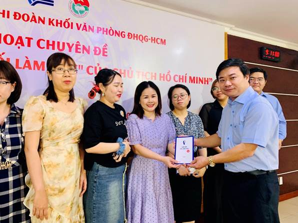 Tặng tác phẩm “Sửa đổi lối làm việc” của Chủ tịch Hồ Chí Minh