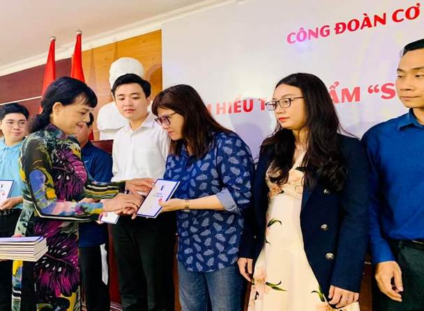 Tặng tác phẩm “Sửa đổi lối làm việc” của Chủ tịch Hồ Chí Minh