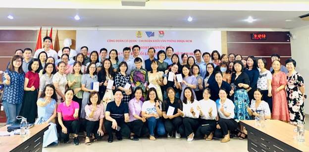 Đại biểu chụp hình lưu niệm