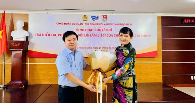 Tặng hoa cám ơn Báo cáo viên